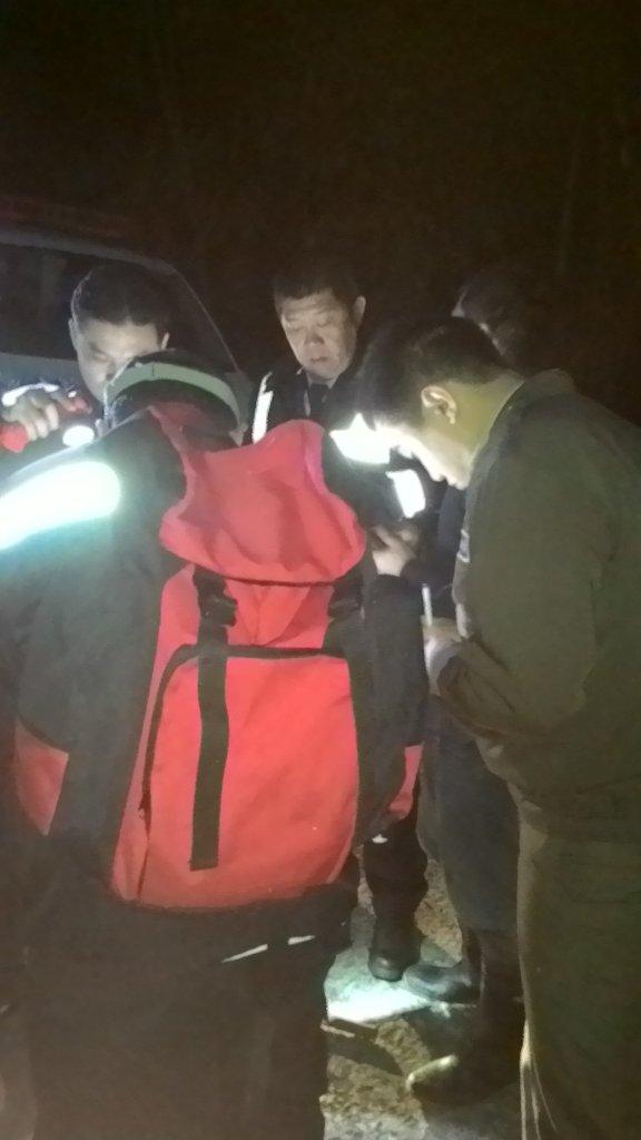 上山採藥，迷路困山谷；見警搶救，流下男兒淚。