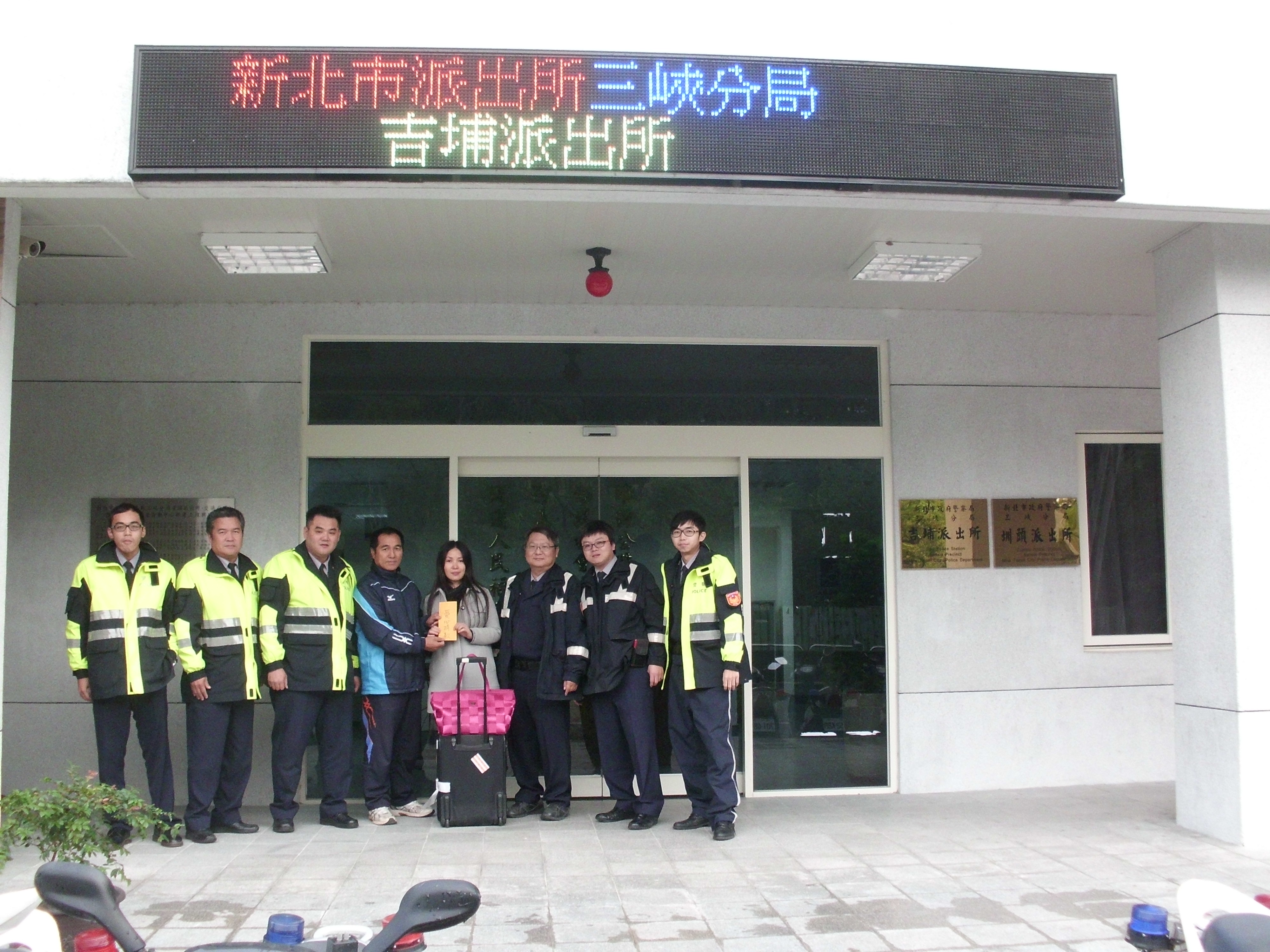 西安女望夫來台，情郎負心愛成空；欲回家身無盤纏，三峽警義助返鄉。