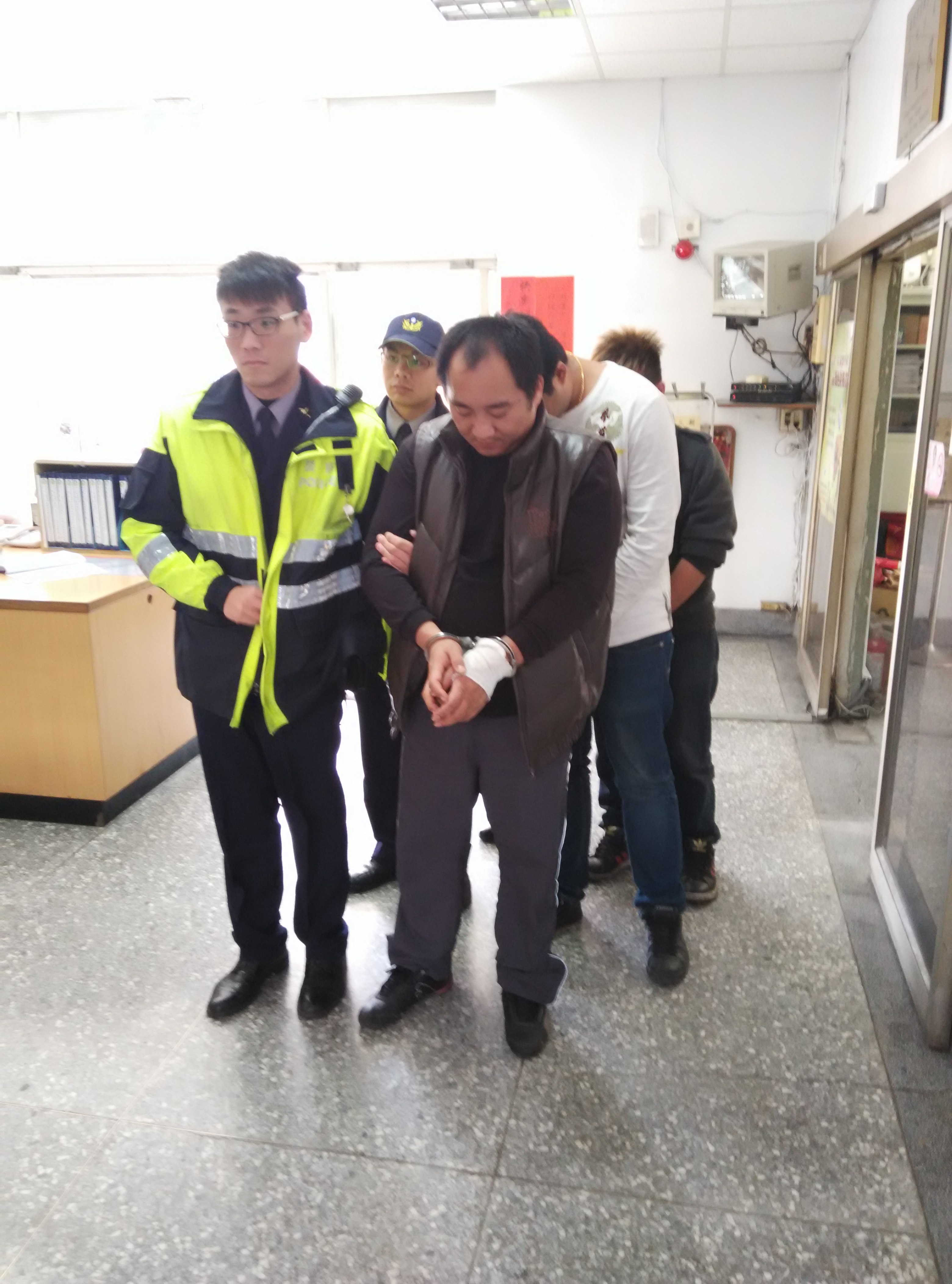 民宅暗藏大賭場 三峽警埋伏圍堵賭客竄無門1