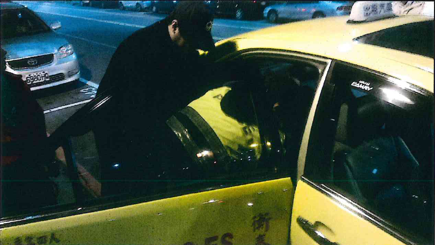 熱心員警扛酒醉民眾返家