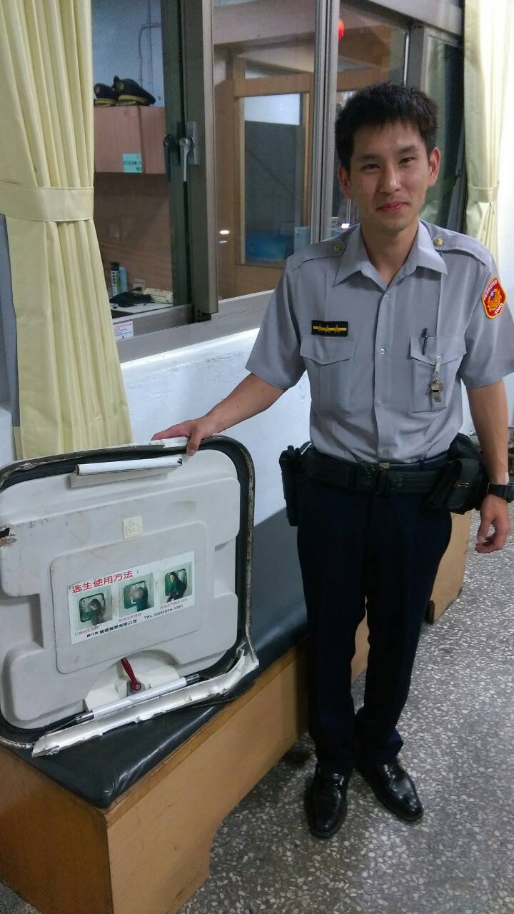 遊覽車卡涵洞成路障 鶯歌帥警揮汗登車頂解圍2