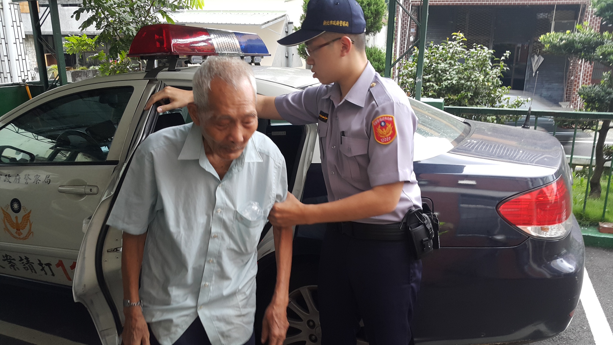 熱心警、關懷情，三峽警助迷失老人返家團聚3-1