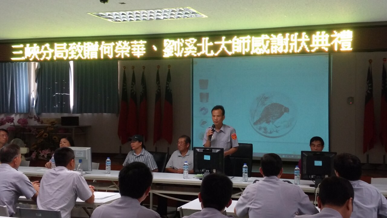 三峽分局分局長王順益特別致贈感謝狀給予兩位藝術家