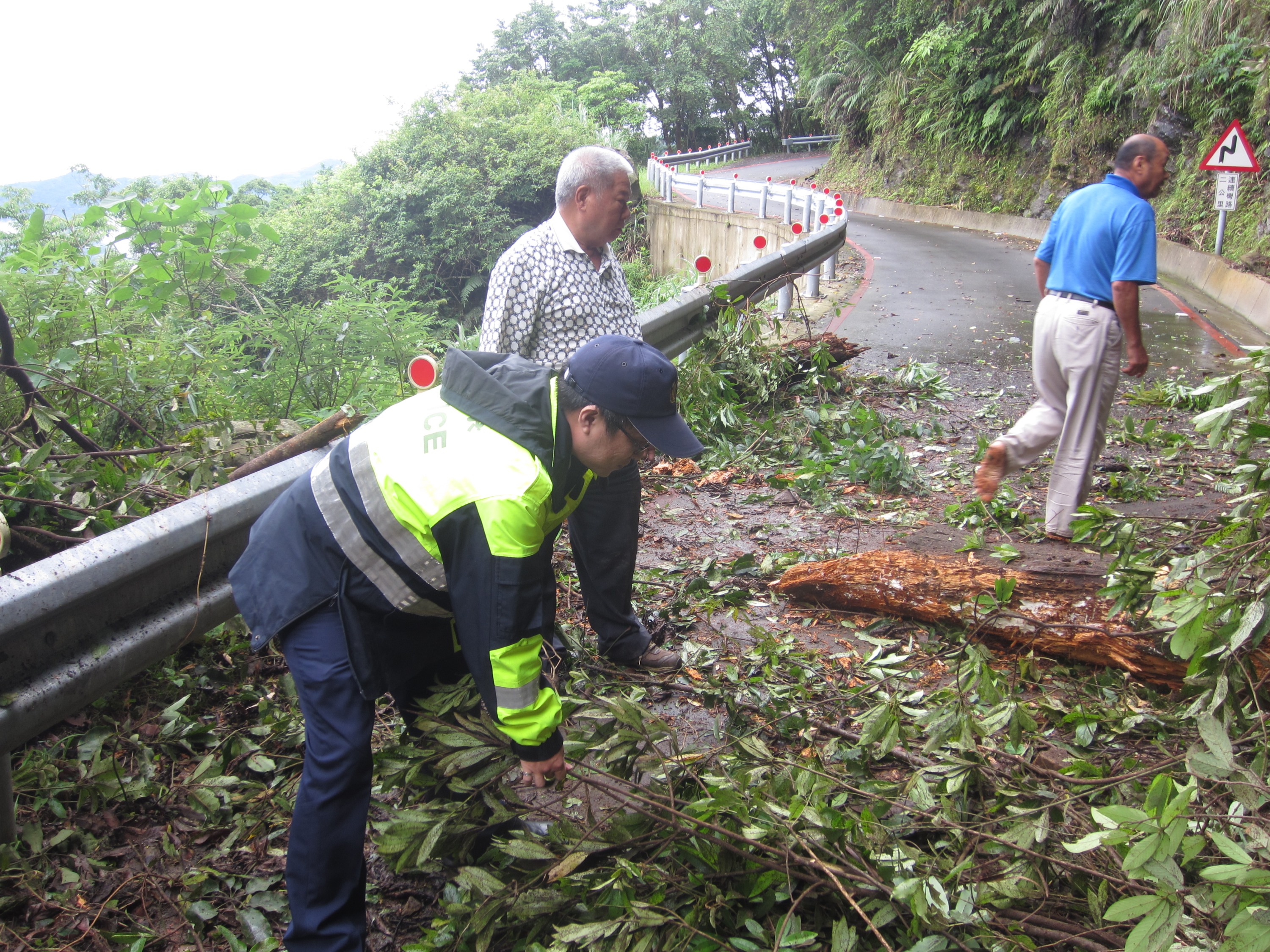 土石塌崩阻礙道路