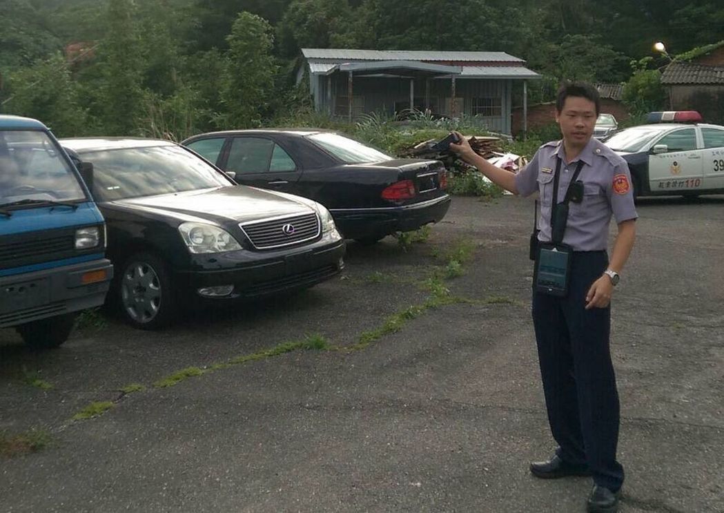 偏僻山區未掛牌進口轎車 查獲手槍海洛因