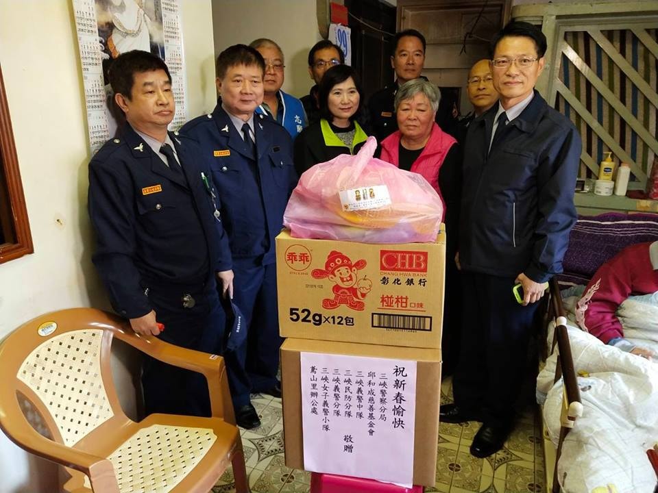 三峽警春節前夕送暖送祝福