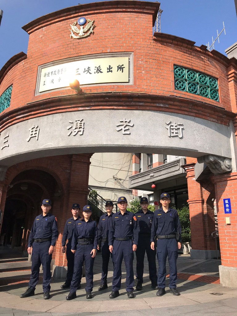 警察新制服上路，三峽警傳統老街、清水祖師廟換裝宣導
